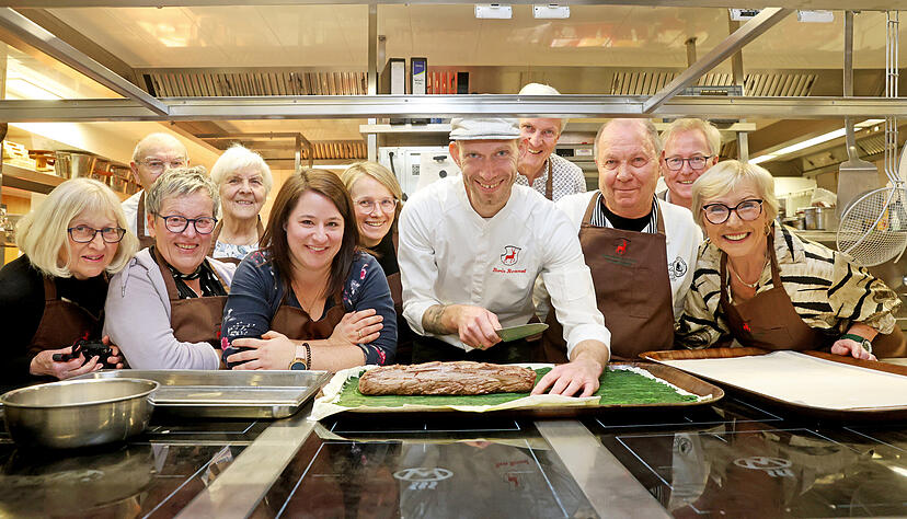 Glückliche Gewinner rund um Boris Rommel (Mitte), begleitet von Stimme-Verleger Tilmann Distelbarth (2. v. re.) und Chefredakteur Uwe Ralf Heer (4. v. re.). Glückliche Gewinner rund um Boris Rommel (Mitte), begleitet von Stimme-Verleger Tilmann Distelbarth (2. v. re.) und Chefredakteur Uwe Ralf Heer (4. v. re.).