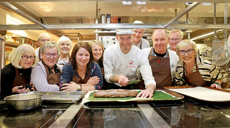 Glückliche Gewinner rund um Boris Rommel (Mitte), begleitet von Stimme-Verleger Tilmann Distelbarth (2. v. re.) und Chefredakteur Uwe Ralf Heer (4. v. re.). Glückliche Gewinner rund um Boris Rommel (Mitte), begleitet von Stimme-Verleger Tilmann Distelbarth (2. v. re.) und Chefredakteur Uwe Ralf Heer (4. v. re.).