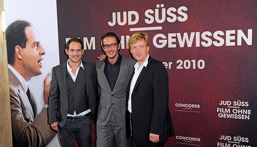 Die Schauspieler Moritz Bleibtreu (Goebbels-Darsteller) und Justus von Dohn&aacute;nyi (Harlan-Darsteller) sowie der Regisseur Oskar Roehler bei einer Premiere des Kinofilms &laquo;Jud S&uuml;ss - Film ohne Gewissen&raquo; in Essen. (Foto von 2010)