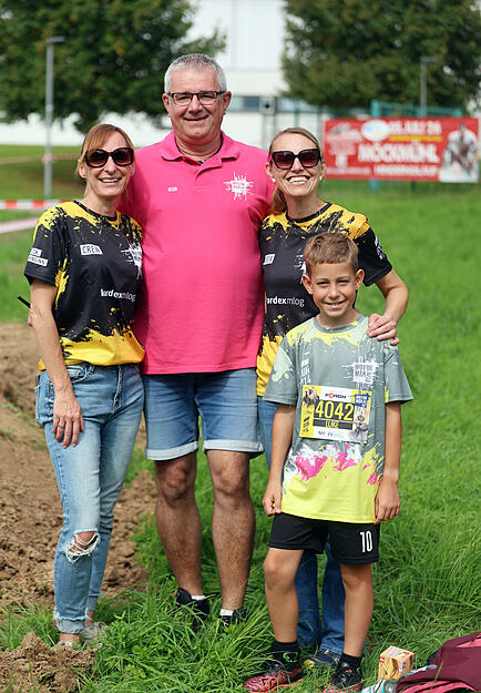 Hunderte Läufer überwanden Hindernisse und kämpften sich durch den Schlamm beim Motorman Run 2025 in Neuenstadt.