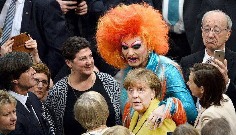 Unerwartetes Zusammentreffen: Kanzlerin Angela Merkel und Travestiek&uuml;nstlerin Olivia Jones in der Bundesversammlung 2017. (Archivbild)