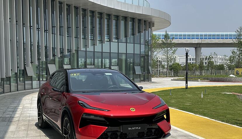 Sein sportlich-aggressives Design und bis zu 662 kW/900 PS machen den Eletre zu einem typischen Lotus.