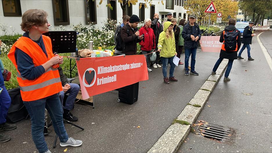 Vor dem Landgericht in Heilbronn halten am Dienstag, 8. Oktober, Klimaaktivisten der „Letzten Generation“ eine Mahnwache ab. Vor dem Landgericht in Heilbronn halten am Dienstag, 8. Oktober, Klimaaktivisten der „Letzten Generation“ eine Mahnwache ab.