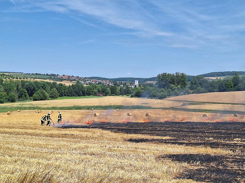 Die Feuerwehr ist bei Abstatt zu Löscharbeiten wegen des Flächenbrandes ausgerückt. Die Feuerwehr ist bei Abstatt zu Löscharbeiten wegen des Flächenbrandes ausgerückt.