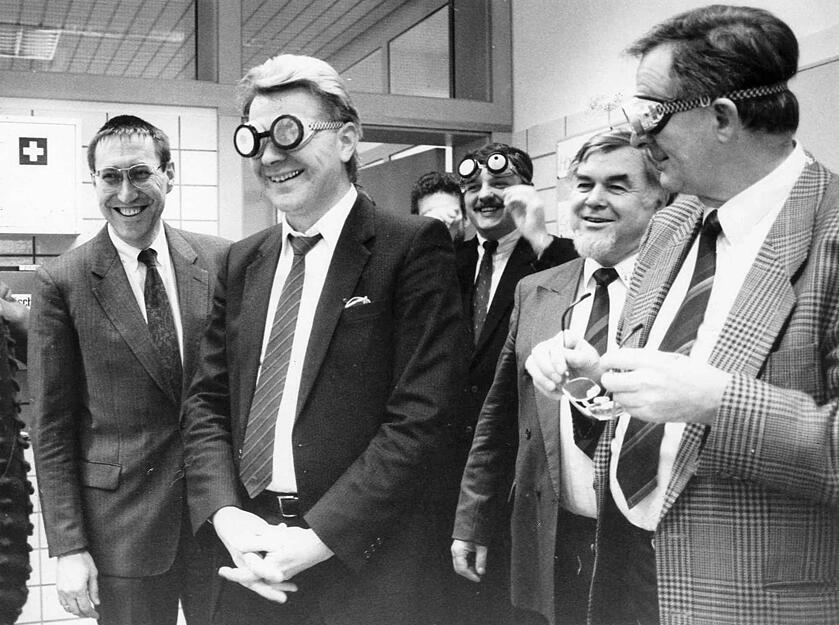 1992: Kreisr&auml;te besichtigen die neue Schule, die bereits im September 1991 eingeweiht wurde.