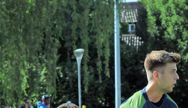 Gemmingens Fabian Haas bremst Orhan Aydinli von T&uuml;rkspor aus.Foto: Kr&uuml;ger