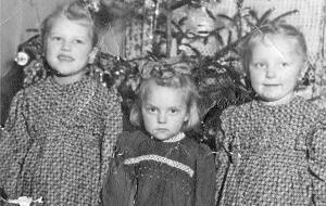 Weihnachten 1952: F&uuml;r Annemarie Schnepf (li.) und ihre Schwestern das sch&ouml;nste Fest ihrer Kindheit. Es gab auf einmal neue Kleider, neue Stiefel, eine gro&szlig;e Puppe.