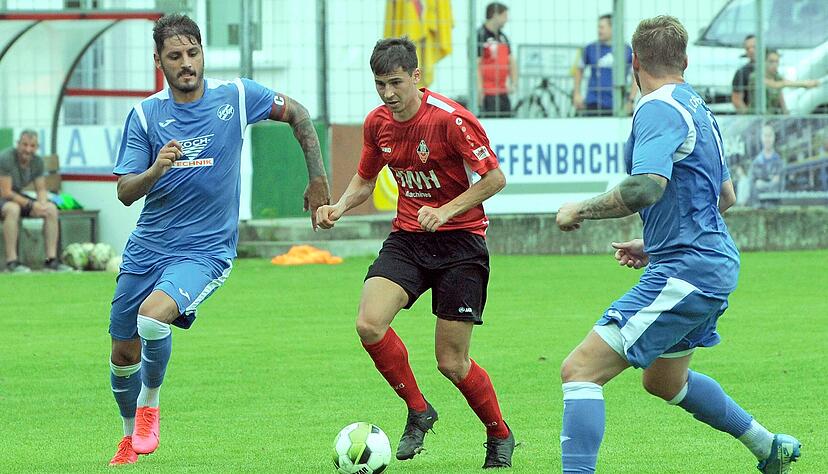 Christopher Wild (Mitte) machte im Trikot des VfB Eppingen bereits eine gute Figur und ist wie auch Serhat Ayvaz ein Gewinn für die Offensive.
Foto: Klaus Krüger Christopher Wild (Mitte) machte im Trikot des VfB Eppingen bereits eine gute Figur und ist wie auch Serhat Ayvaz ein Gewinn für die Offensive.
Foto: Klaus Krüger