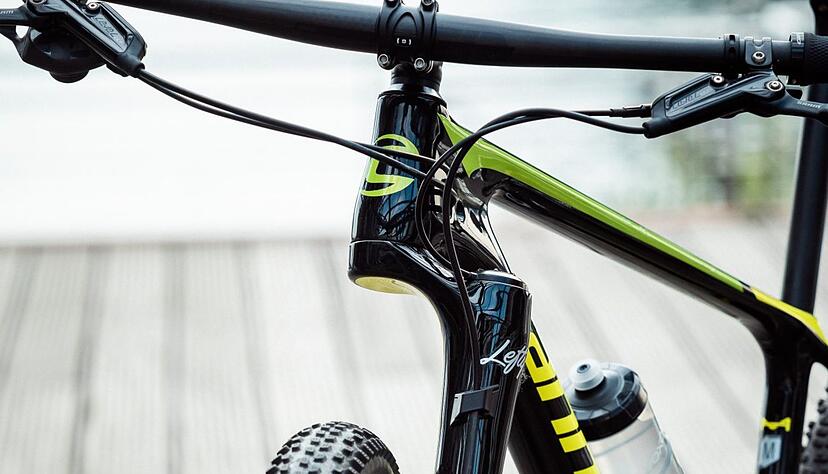 Fahrradgabel einmal anders: Dieses Modell von Cannondale hat nur einen Federgabelarm, was einen Gewichtsvorteil bringt.