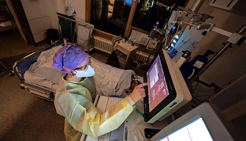 Krankenpflegerin Meryl Meister versorgt in einem Patientenzimmer eines abgetrennten Bereichs für Covid-19 Patienten einer
Intensivstation des Klinikum Stuttgart, einen Covid-19-Patienten. Krankenpflegerin Meryl Meister versorgt in einem Patientenzimmer eines abgetrennten Bereichs für Covid-19 Patienten einer
Intensivstation des Klinikum Stuttgart, einen Covid-19-Patienten.