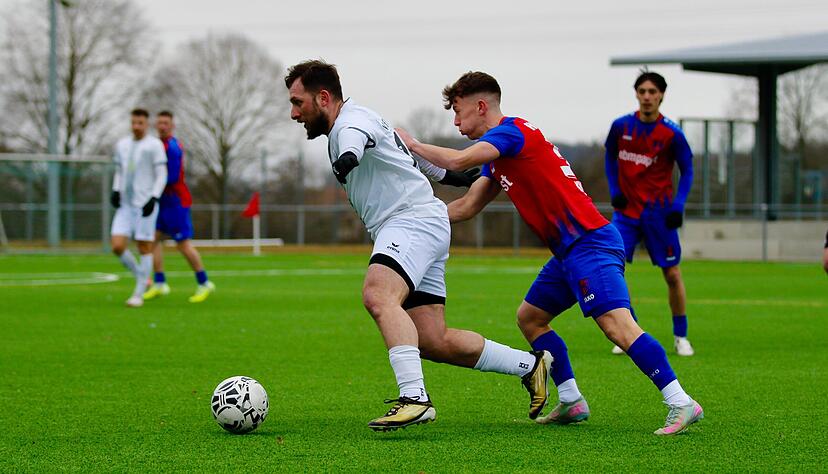 Hakan Kutlu ist auch im Testspiel beim Oberligisten FSV Hollenbach der Antreiber des VfR Heilbronn. Hakan Kutlu ist auch im Testspiel beim Oberligisten FSV Hollenbach der Antreiber des VfR Heilbronn.