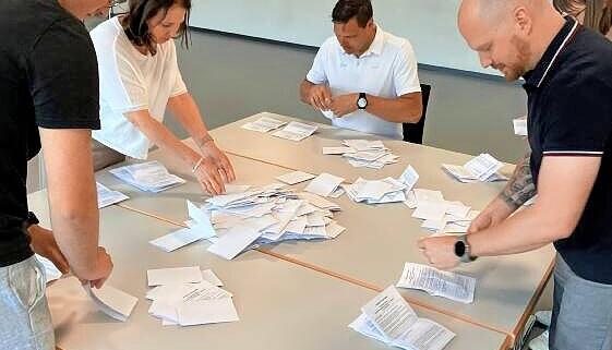 Stimmenausz&auml;hlung im B&uuml;rgerzentrum. Schnell wird klar, wer das Rennen macht.