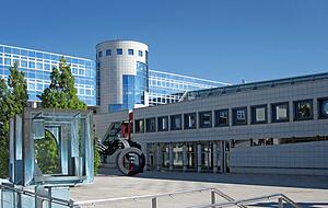 Gestalteter Vorplatz für den Stammsitz der Würth-Gruppe mit integriertem Museum in Künzelsau-Gaisbach.
Foto: Archiv/HSt
