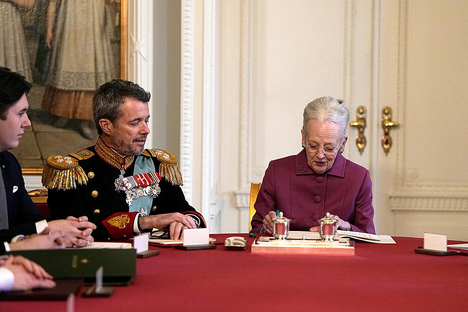 K&ouml;nigin Margrethe II. von D&auml;nemark unterzeichnet im Staatsrat von Schloss Christiansborg die Abdankungserkl&auml;rung.