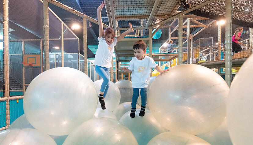 In einem Abschnitt des Indoorspielplatzes k&ouml;nnen die kleinen Besucher mit riesigen B&auml;llen spielen.