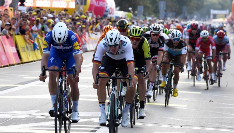 Pascal Ackermann (M) sprintet in Krakau als Erster über den Zielstrich.