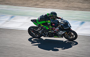 Beim Langstreckensport auf zwei Rädern kommt es auf das richtige Feintuning des Motorrads an. Vor allem in der Endurance-Kategorie, in der sich Sven Seidler und seine beiden ViVa-Teamkollegen ein Gefährt teilen. Beim Langstreckensport auf zwei Rädern kommt es auf das richtige Feintuning des Motorrads an. Vor allem in der Endurance-Kategorie, in der sich Sven Seidler und seine beiden ViVa-Teamkollegen ein Gefährt teilen.