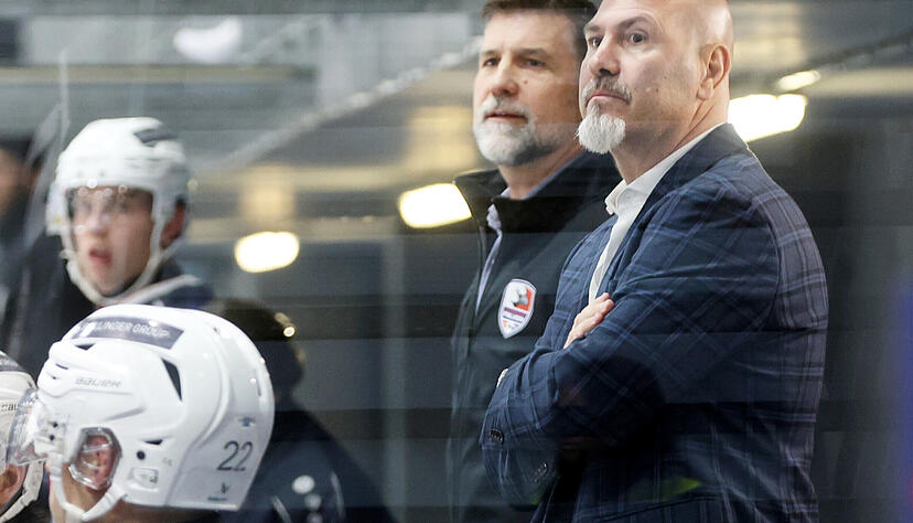 Da die Liga noch kein Urteil gegen Martin Jiranek (Zweiter von rechts) gef&auml;llt hat, muss Trainer Frank Petrozza (rechts) auf die Unterst&uuml;tzung des Sportdirektors verzichten.