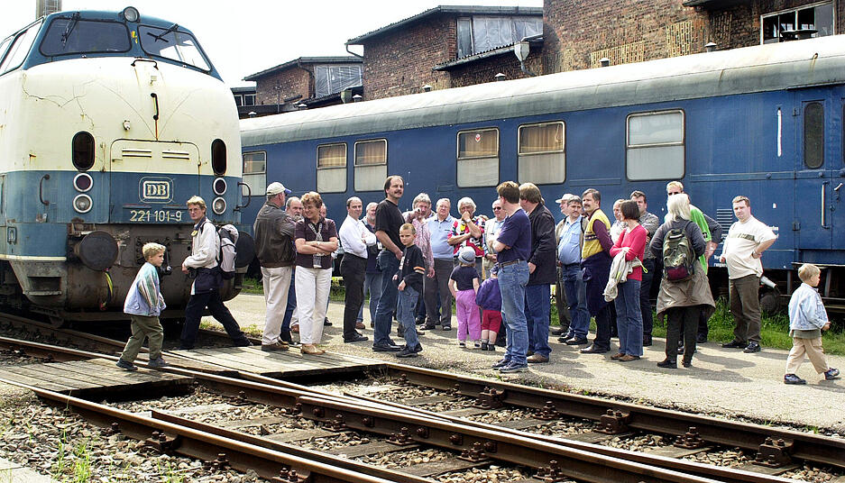 2004: Mit zwei "Dampftagen" ist die Saison im S&uuml;ddeutschen Eisenbahnmuseum Heilbronn er&ouml;ffnet. Auf dem 10 000 Quadratmeter gro&szlig;en vereinseigenen Gel&auml;nde beim Sonnenbrunnen in B&ouml;ckingen werden 15 Dampf- und zehn Dieselloks bewundert.