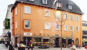 Bauminsel mit Blauglockenbaum in der Sülmer City: Der Grüne Kimmerle fürchtet, dass nun Kunden ums Haus seiner Familie einen Bogen machen
Foto: Dittmar Dirks Bauminsel mit Blauglockenbaum in der Sülmer City: Der Grüne Kimmerle fürchtet, dass nun Kunden ums Haus seiner Familie einen Bogen machen
Foto: Dittmar Dirks