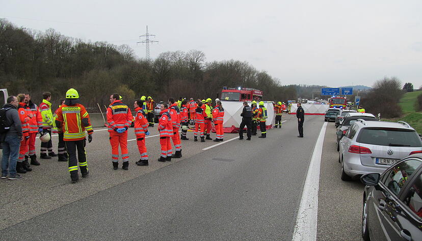 Mobile Sichtschutzw&auml;nde, wie sie die Freiwillige Feuerwehr Bad Rappenhau hier auf der A6 aufgestellt hat, sollen das Unfallgeschehen und die Verungl&uuml;ckten vor den Augen Schaulustiger sch&uuml;tzen.