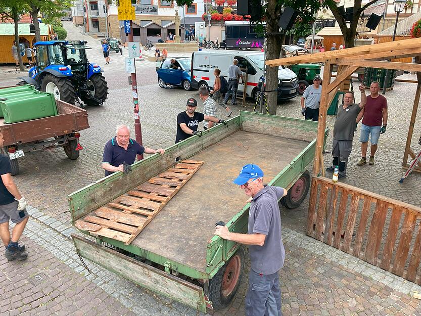 &Uuml;berblick behalten: Mit Fahrzeugen aller Art kommen die Bauteile f&uuml;r die Buden in den Ortskern.