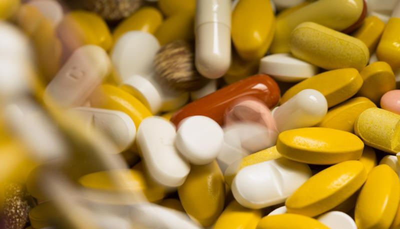 Tabletten, Kapseln und Pillen in verschiedenen Farben liegen in einem Medikamenten-Behälter einer Apotheke. Tabletten, Kapseln und Pillen in verschiedenen Farben liegen in einem Medikamenten-Behälter einer Apotheke.