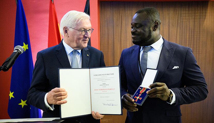 Der frühere Fußball-Nationalspieler Gerald Asamoah (r) erhält von Bundespräsident Frank-Walter Steinmeier das Bundesverdienstkreuz. Der frühere Fußball-Nationalspieler Gerald Asamoah (r) erhält von Bundespräsident Frank-Walter Steinmeier das Bundesverdienstkreuz.