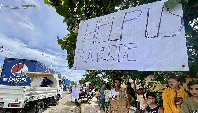 Verzweifelte Bürger hoffen nach den Überschwemmungen auf Hilfe. Verzweifelte Bürger hoffen nach den Überschwemmungen auf Hilfe.