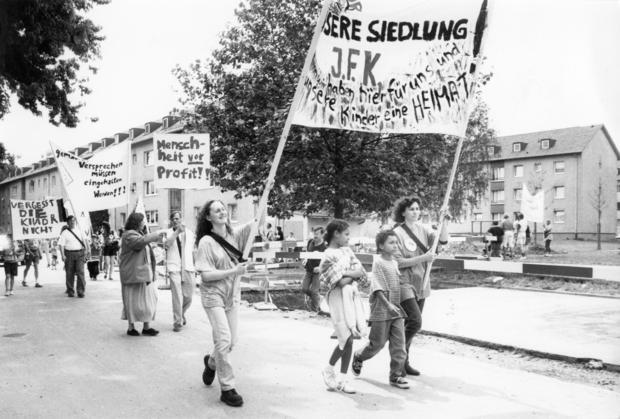 1998: Die Mieter der Kennedy-Siedlung fordern den Erhalt  ihrer Wohnungen.