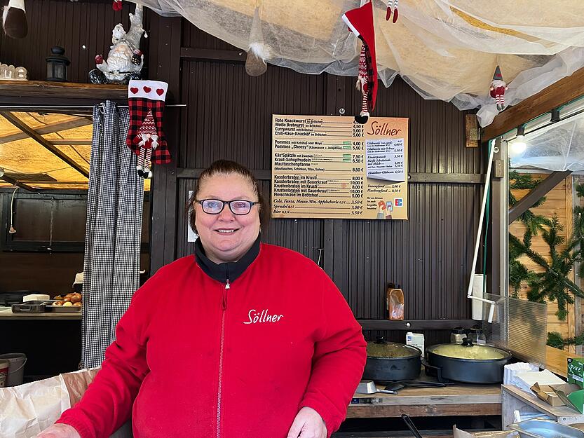 Carmen Giera arbeitet seit 15 Jahren auf dem Heilbronner Weihnachtsmarkt. An Stand Nummer eins des Imbissbetriebs Söllner gibt es zum Beispiel Currywurst und Maultaschen.