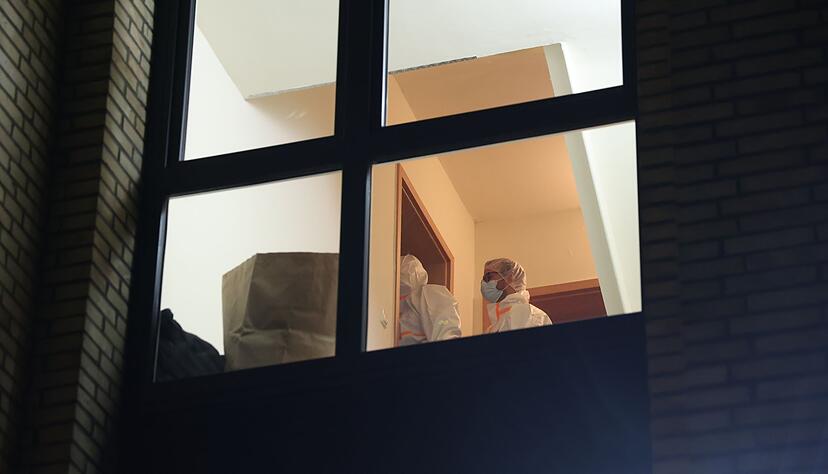 Bei einem Polizeieinsatz in Hamburg ist eine Frau wegen des Verdachts festgenommen worden, einen Mann get&ouml;tet zu haben.