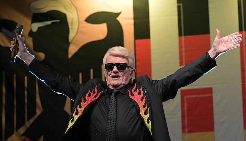 Viel Schwarz-Rot-Gold ist zu sehen, wenn Heino auf der B&uuml;hne singt.