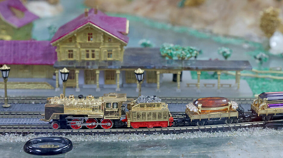 Die Modelleisenbahn besteht aus Gold und Juwelen.