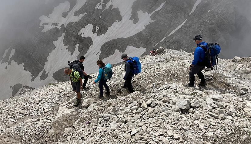 Abstieg &uuml;ber das Ger&ouml;llfeld: Die Jubil&auml;umsgruppe war rund neun Sunden lang unterwegs.