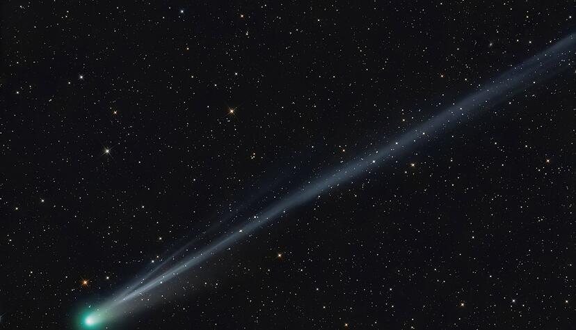 Der Komet &laquo;Lemmon&raquo; zieht &uuml;ber den Nachthimmel.