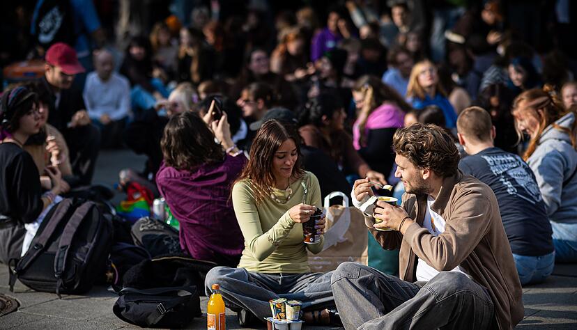 Zahlreiche Menschen trafen sich Ende September am K&uuml;chengarten, einem Platz in Hannover, um Pudding mit Gabeln zu essen. (Archivbild)