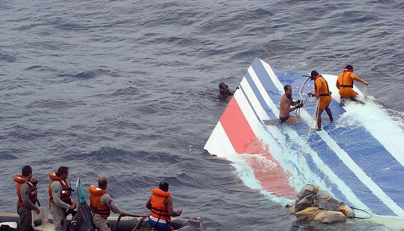 Ein Wrackteil der abgestürzten Air-France-Maschine AF447 wird von einem Rettungsteam der brasilianischen Marine im Atlantik geborgen. Ein Wrackteil der abgestürzten Air-France-Maschine AF447 wird von einem Rettungsteam der brasilianischen Marine im Atlantik geborgen.