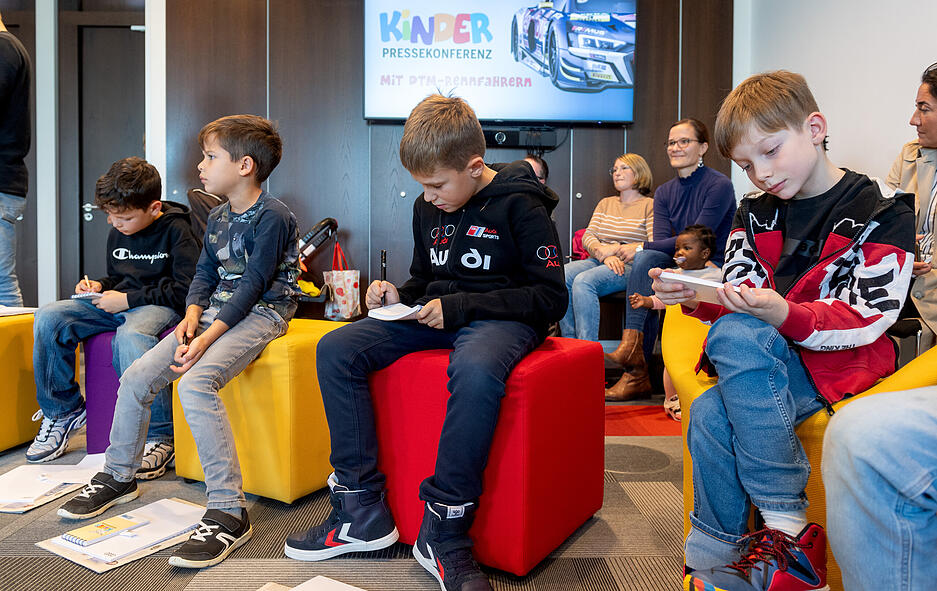 Nachwuchs-Reporter entlocken DTM-Fahrern bei einer Kinder-Pressekonferenz im Neckarsulmer Audi-Forum ungewöhnliche Antworten. Nachwuchs-Reporter entlocken DTM-Fahrern bei einer Kinder-Pressekonferenz im Neckarsulmer Audi-Forum ungewöhnliche Antworten.