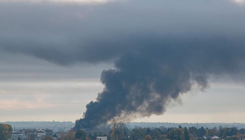 Der durch das Feuer entstandene Rauch stieg zum Himmel hinauf.