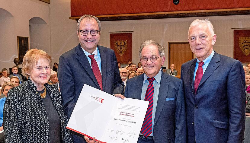 Stolzer Preisträger: Andreas Voßkuhle mit Gudrun Hotz-Friese und Harald Friese sowie Oberbürgermeister Harry Mergel.
 Foto: Mario Berger