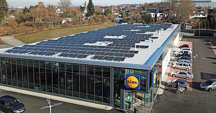 Solarmodule auf Lidl-Filialen dürften Standard werden: Die Schwarz-Gruppe will 3700 weitere Photovoltaikanlagen installieren.
Foto: Schwarz