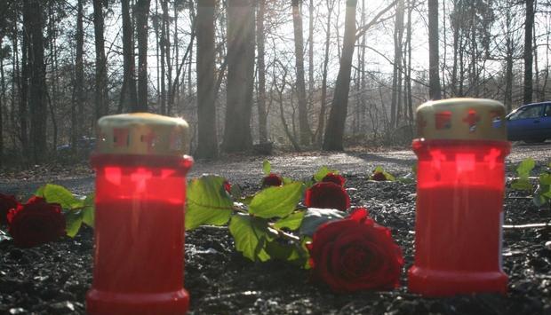 Am Morgen des 26. Januar legten die Eltern des toten 18-Jährigen Rosen und Grablichter an die Stelle, an der ihr Sohn starb.