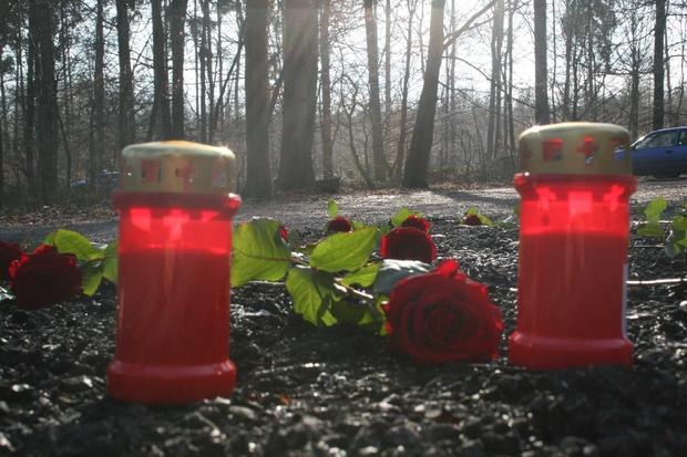Am Morgen des 26. Januar legten die Eltern des toten 18-Jährigen Rosen und Grablichter an die Stelle, an der ihr Sohn starb. Am Morgen des 26. Januar legten die Eltern des toten 18-Jährigen Rosen und Grablichter an die Stelle, an der ihr Sohn starb.