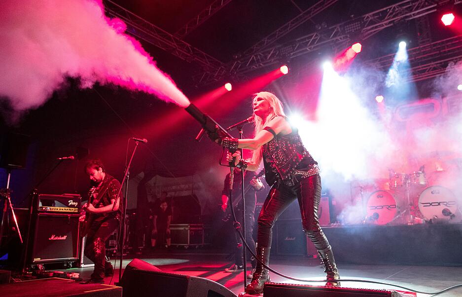 Juni 2019: Doro Pesch liefert eine Hardrock-Show inklusive Nebelkanone und rockt mit dem Bonfelder Publikum bis weit nach Mitternacht.