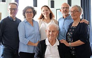 Mit Senior Otto Gseller feiern (v.l.) Rolf und Suse Jaeschke, Eva, Martin und Inge Gesller und viele Weggef&auml;hrten.