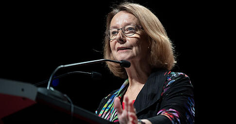 Die fr&uuml;here SPD-Europaabgeordnete Evelyne Gebhardt kritisiert das Vorgehen der Europa-Christdemokraten beim Omnibus-Paket.