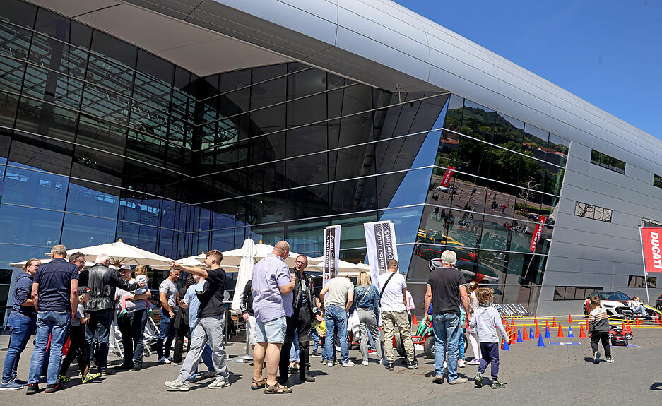 Das imposante Geb&auml;ude des Audi-Forums in Neckarsulm aus Stahl, Glas und Aluminium wirkt bis heute hochmodern.
