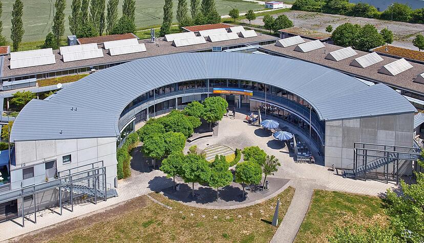 Das Bildungs- und Technologiezentrum der Handwerkskammer Heilbronn-Franken in den B&ouml;llinger H&ouml;fen hat sich als wichtige Bildungseinrichtung in der Region etabliert.