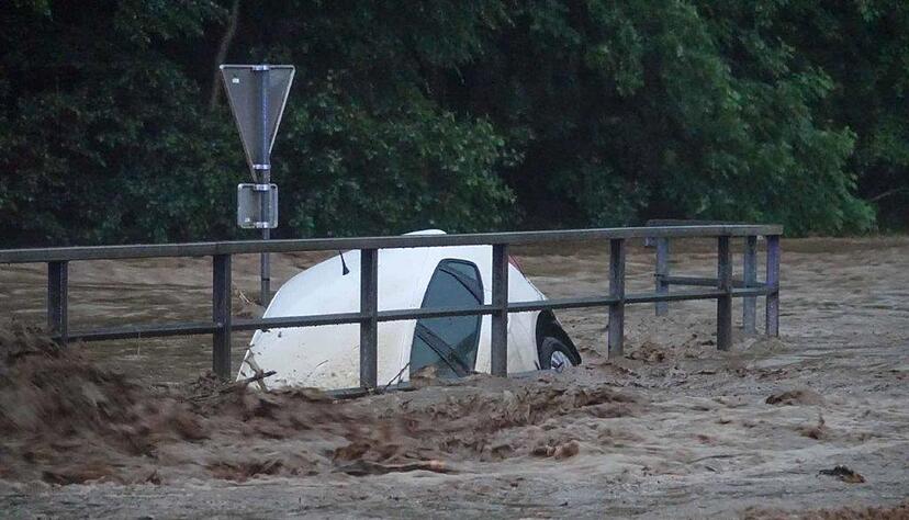 Ein von den Wassermassen mitgerissener PKW im Raum Schäffern in der Steiermark. Ein von den Wassermassen mitgerissener PKW im Raum Schäffern in der Steiermark.